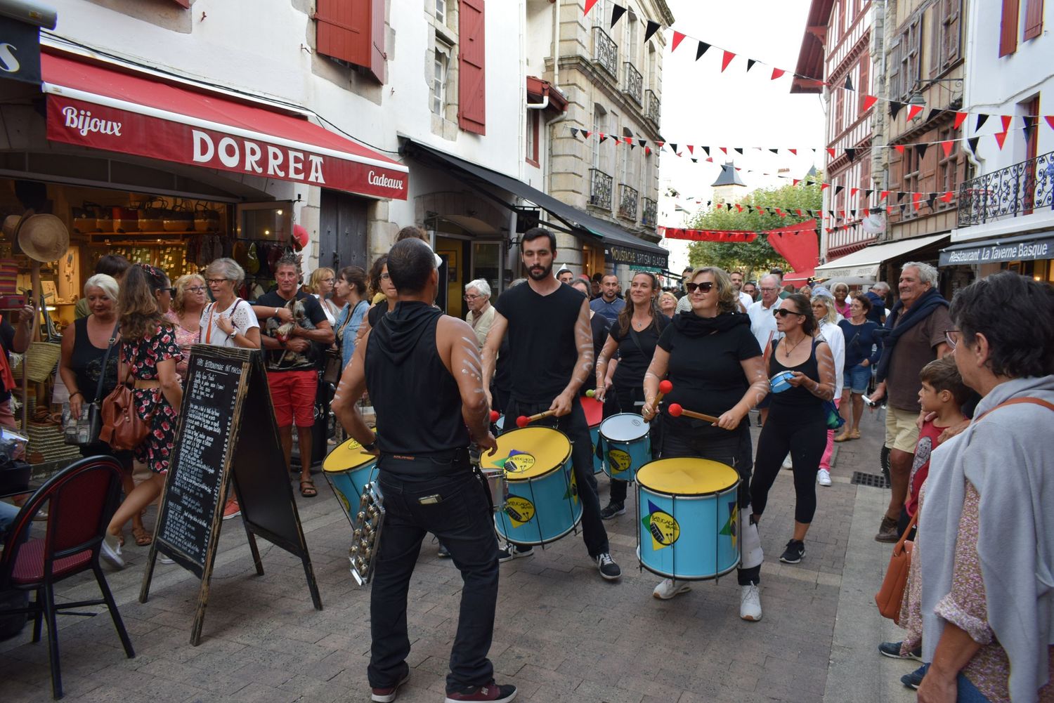Batucada-St-Jean-rue-republique 03